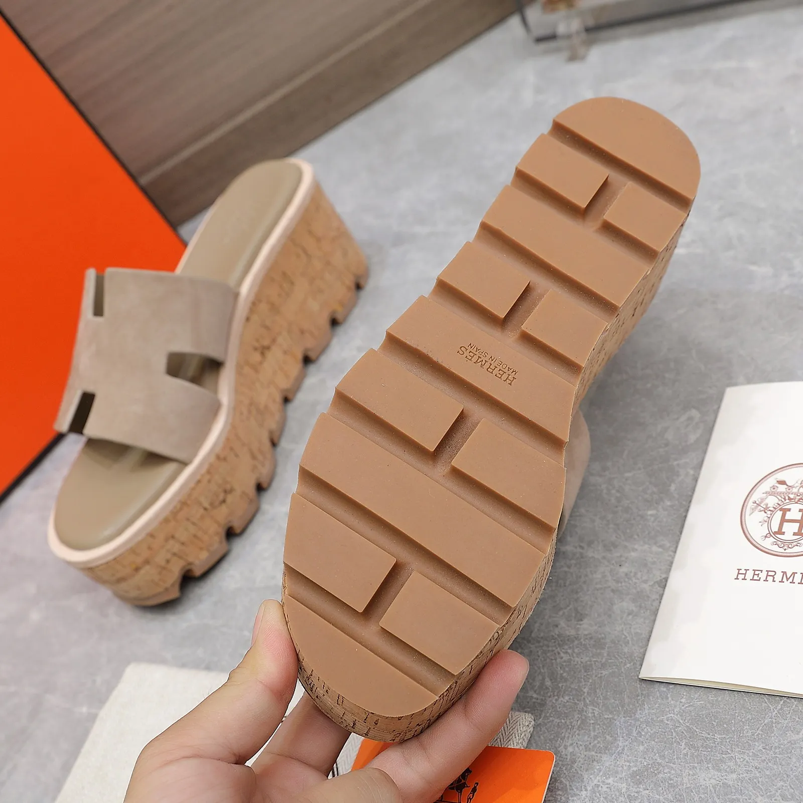 👟👟Ex-factory price 560👟👟 💥2024💥Hermès will continue the classic in 2022 Hermès Wood Grain Wedge H Slippers Hermès’ wedge sandals are the simplest, most durable and elegant I have ever seen! ! ! You can hold any style, the height of the 6cm wedge heel is easy to control, and the colors are all matching. The upper and the feet have her unique style, be sure to buy this one, it is truly classic, easy to wear and look good! Fabric: Imported cowhide, sheepskin lining, sheepskin feet, Italian original leather outsole welt, log water pine wrapped water table, rubber non-slip original outsole Color: 11 colors Code number: 35-40 Full set of original packaging